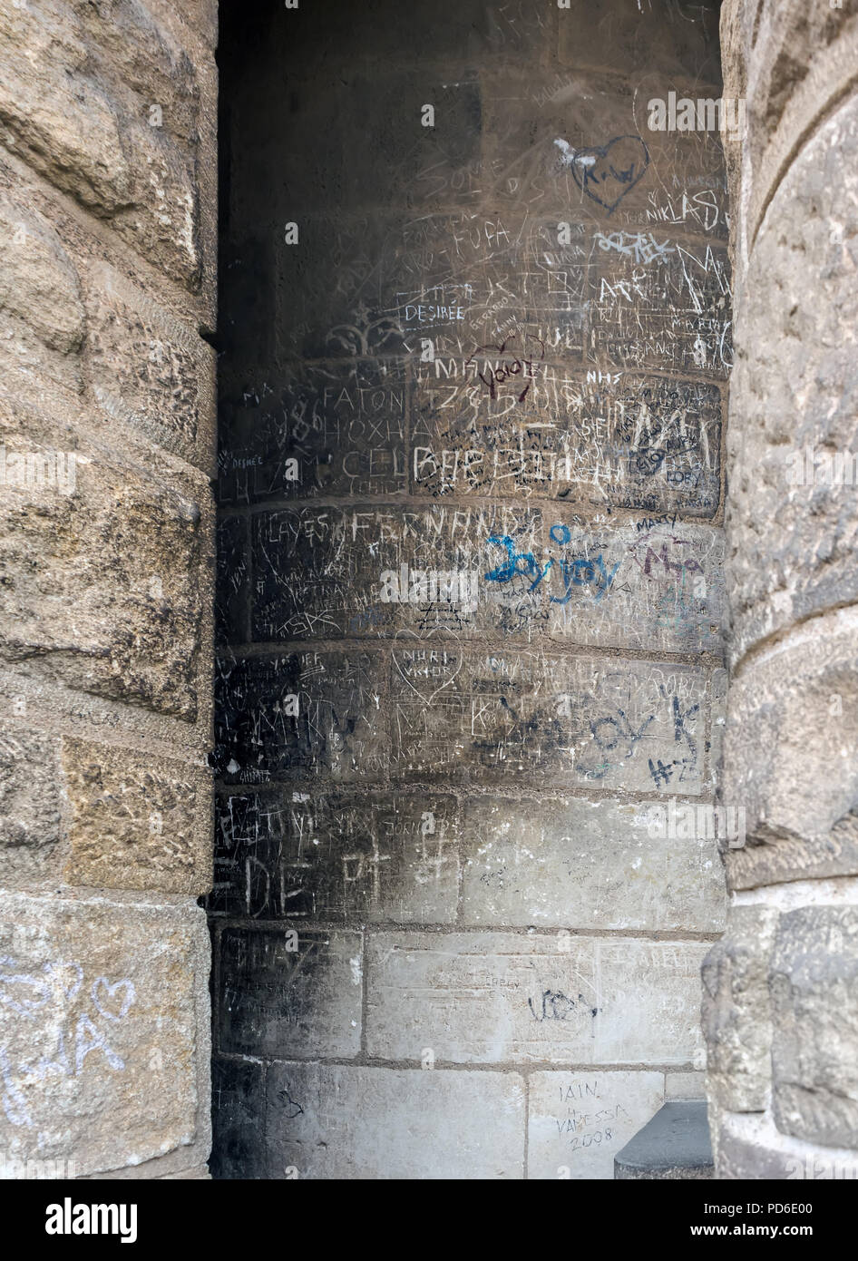 Barcelone, Espagne - 9 mai 2018 : détails extérieurs de l'église de la Sagrada Familia - gribouillé par les touristes dans l'une des tours. Banque D'Images