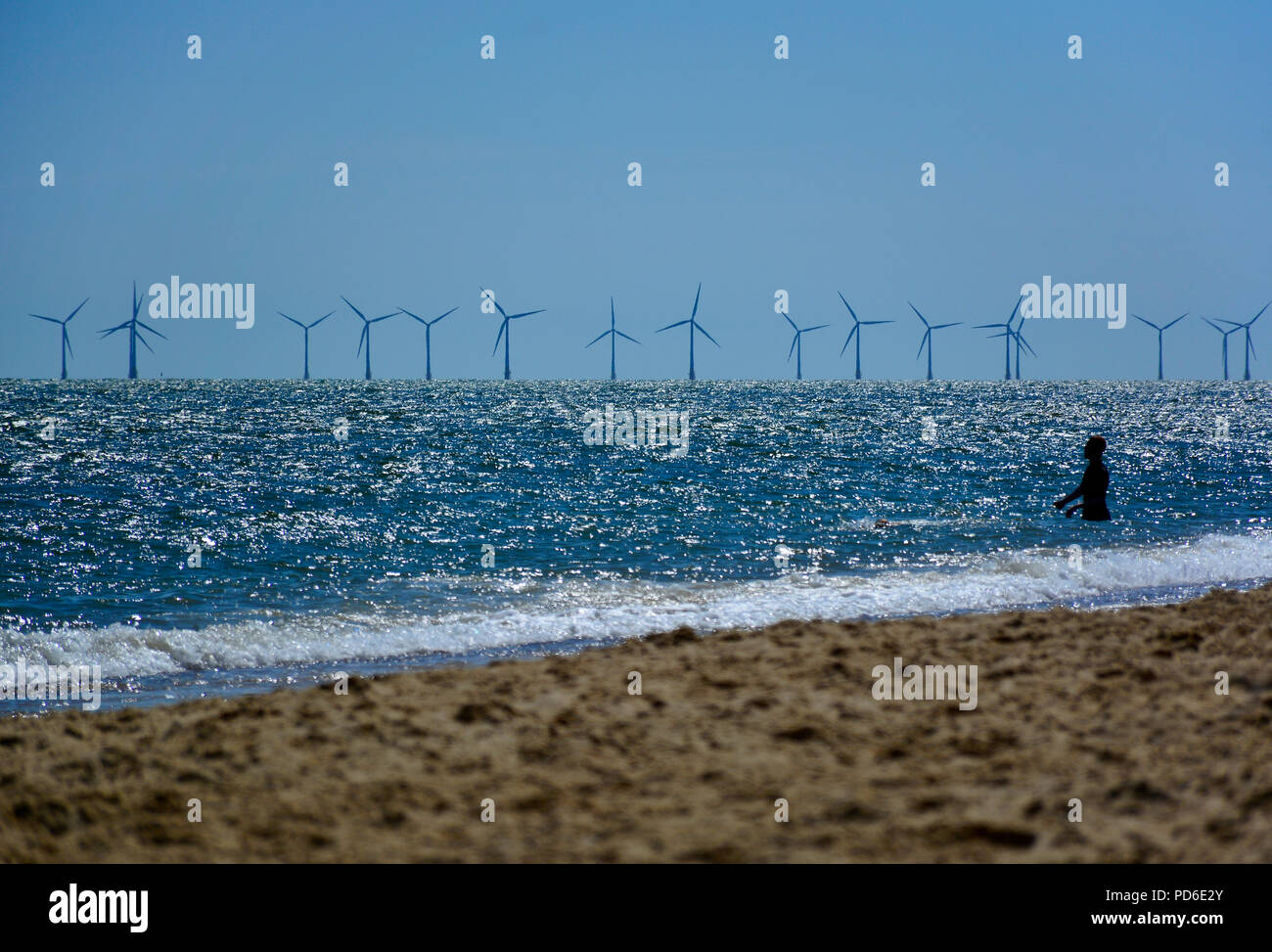 La figure en mer en face de l'énergie renouvelable offshore wind farm, Winterton sur Mer, Norfolk, UK Banque D'Images