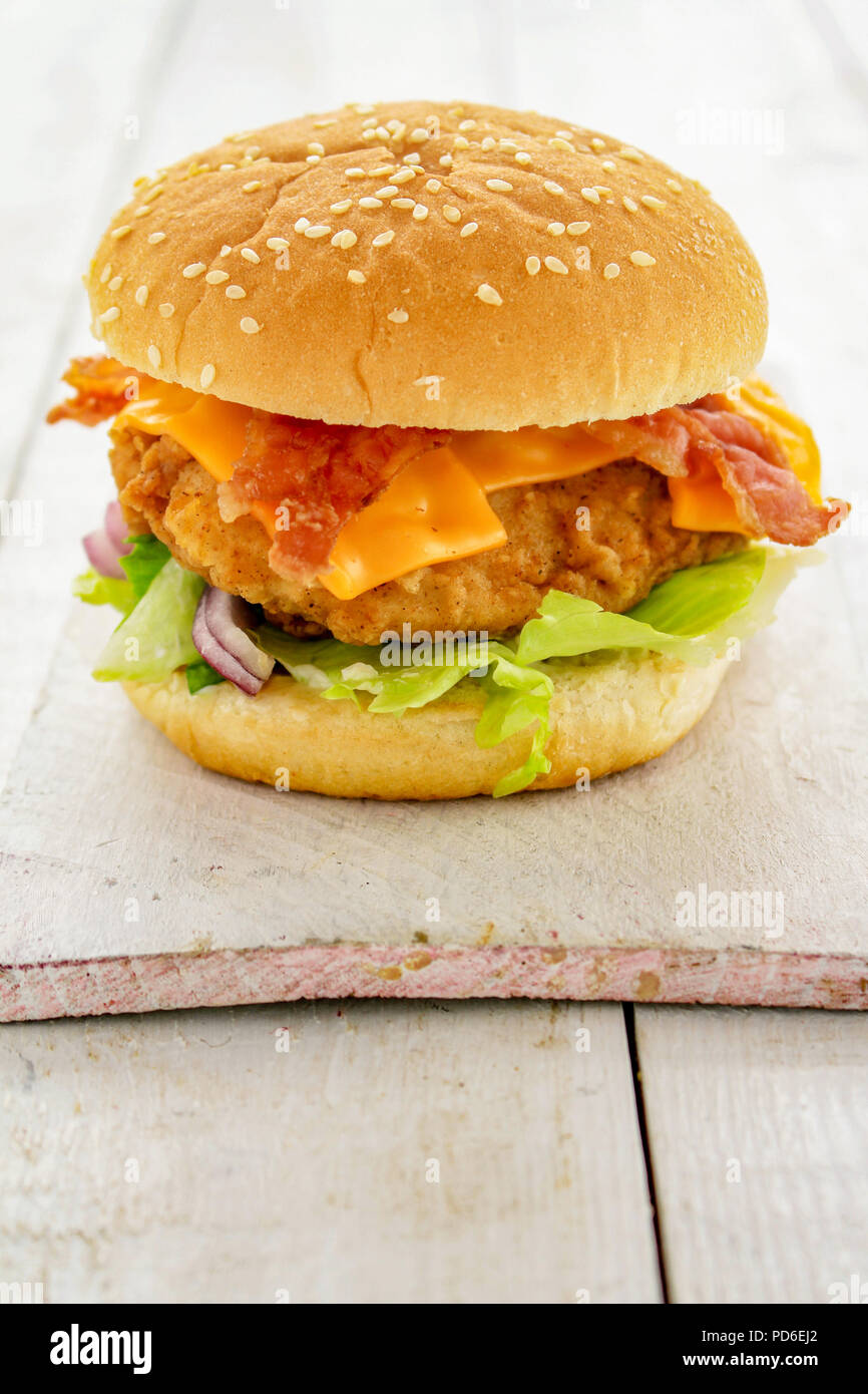 Burger au poulet en petit pain Banque de photographies et d'images à haute  résolution - Alamy