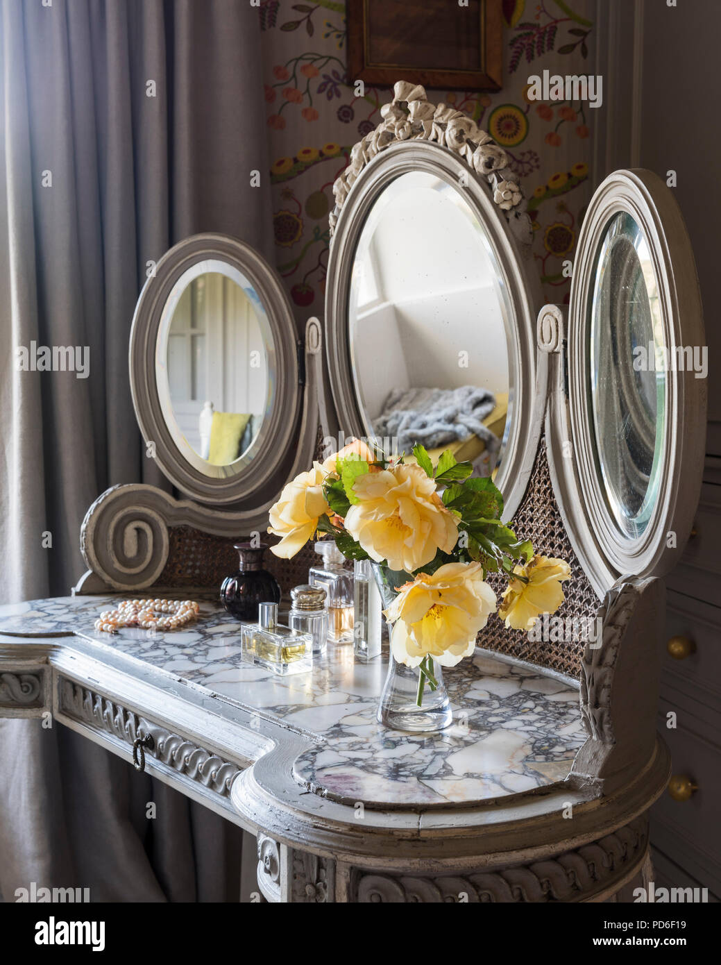 Roses jaunes sur pansement recouvert de marbre tabe avec miroir 3 Banque D'Images