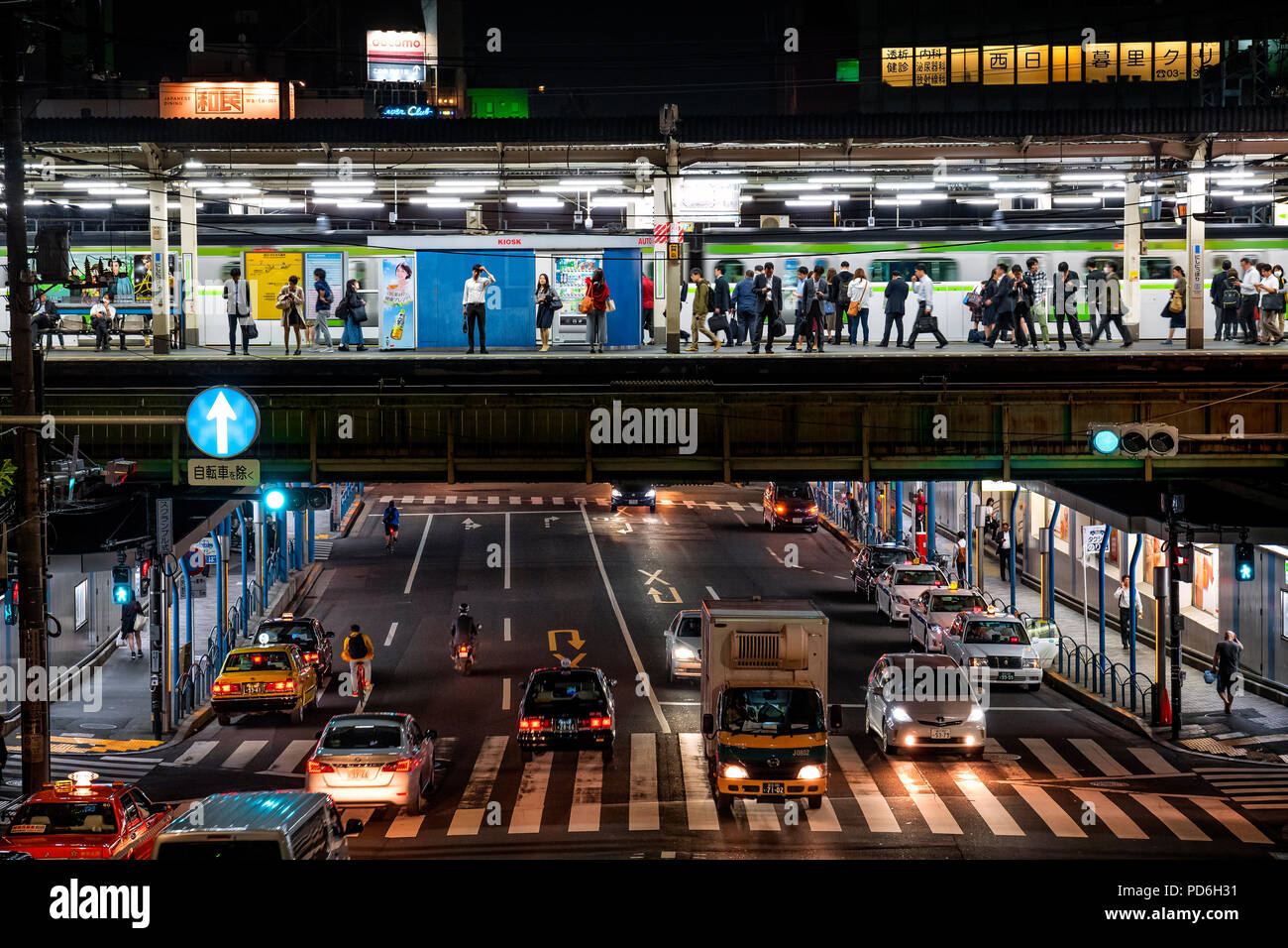 L'île de Honshu, Japon, Tokyo, Kanto, une gare ferroviaire et une sous trafic road le long de la ligne Yamanote. Banque D'Images