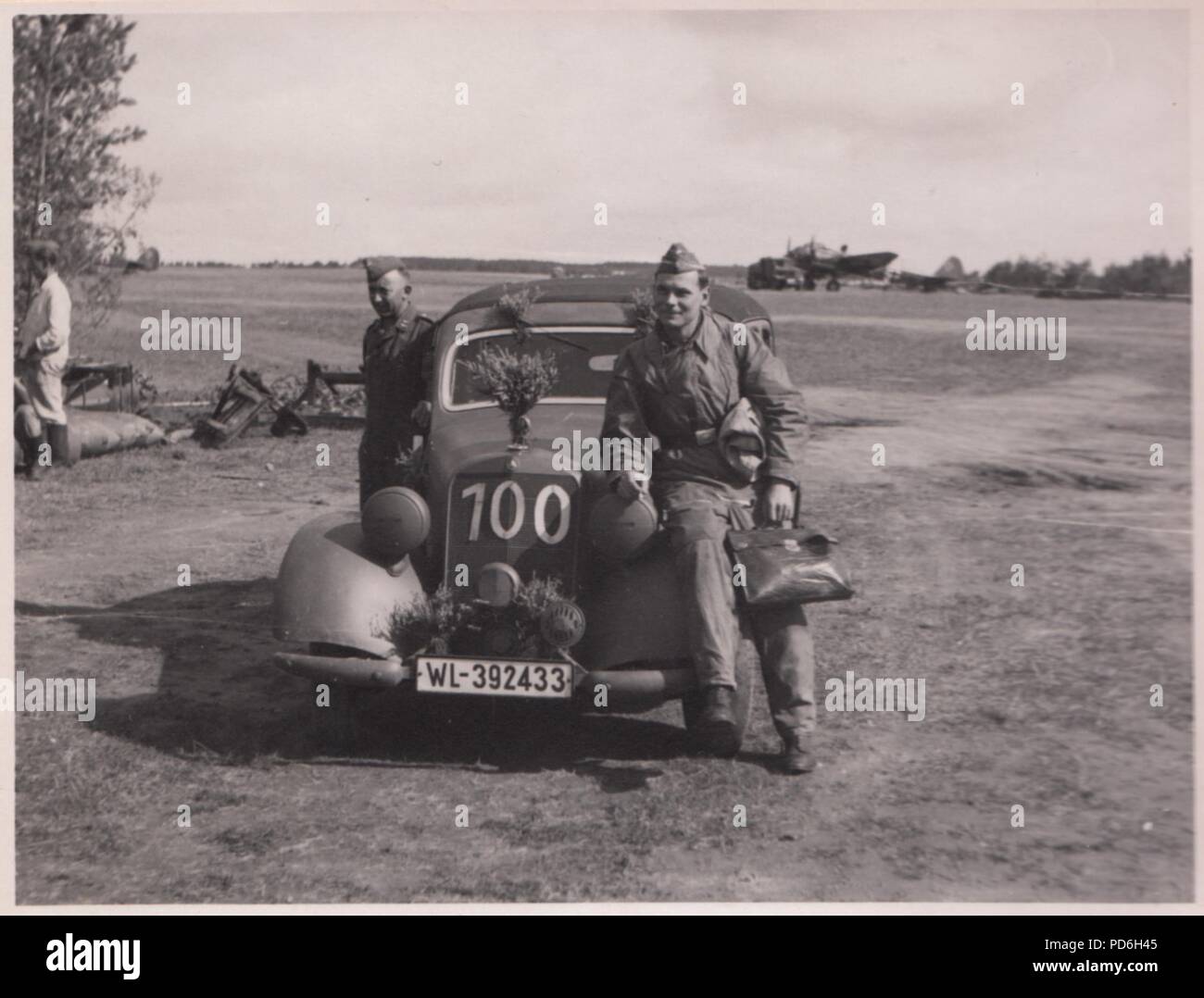 Droit de l'album photo de l'Oberleutnant Oscar Müller de la Kampfgeschwader 1 : Une voiture du personnel portant une étiquette porte la mission 100 équipage réussie du 5./KG 1 à leur célébration à Dno aérodrome en Russie, en 1942. Banque D'Images