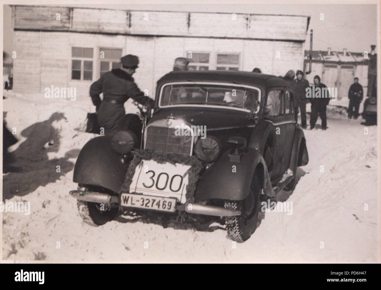 Droit de l'album photo de l'Oberleutnant Oscar Müller de la Kampfgeschwader 1 : Une voiture du personnel portant une étiquette de la mission 300 attend le retour de l'équipage de succesful 5./KG 1 à Dno Airfield en Russie, 1942. Banque D'Images