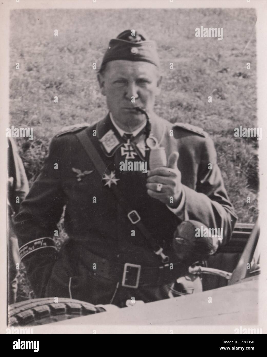 Droit de l'album photo de l'Oberleutnant Oscar Müller de la Kampfgeschwader 1 : Lors d'une visite à II. La Kampfgeschwader 1 Gruppe, le Reichsmarschall Hermann Göring, jouit de sa pipe. L'été 1940 Banque D'Images