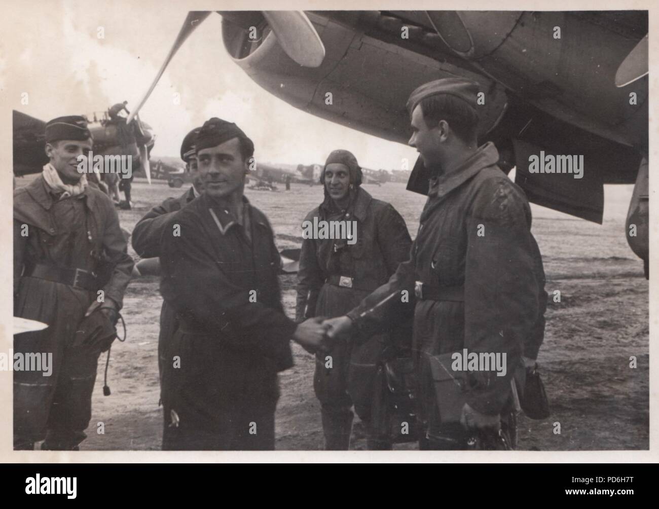 Droit de l'album photo de l'Oberleutnant Oscar Müller de la Kampfgeschwader 1 : Oscar Müller et son équipage de 5./KG 1 féliciter un membre de leur équipe au sol pour un travail bien fait, après une mission de l'Aérodrome de Dno en Russie, 1942. Banque D'Images