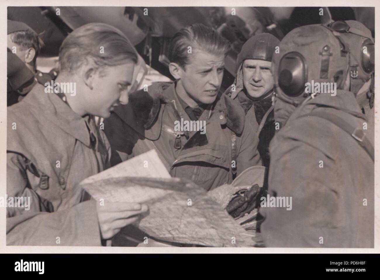 Droit de l'album photo de l'Oberleutnant Oscar Müller de la Kampfgeschwader 1 : Le lieutenant Oscar Müller (au centre) en discussion avec le Lieutenant Maier et les autres membres d'équipage du 5./KG 1 à l'Aérodrome de DNO, Russie en1942. Müller, observateur du Feldwebel Alfred Koltermann, est à la recherche sur l'épaule gauche de Müller. Banque D'Images