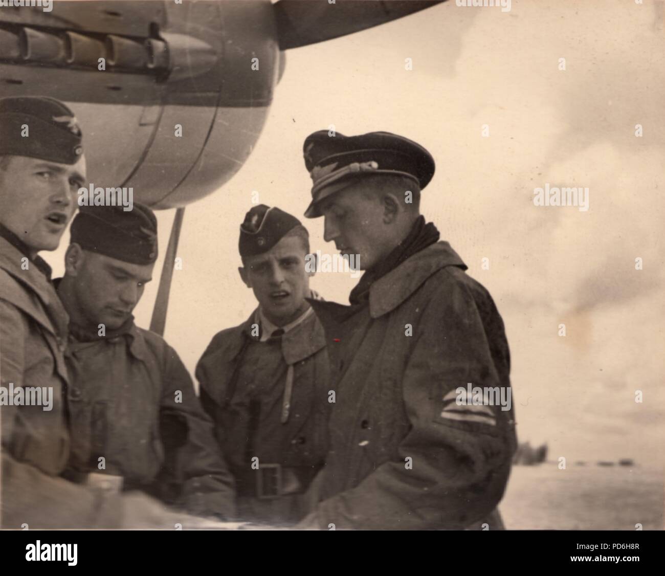 Droit de l'album photo de l'Oberleutnant Oscar Müller de la Kampfgeschwader 1 : Le lieutenant Oscar Müller (deuxième à droite) en discussion avec l'Oberleutnant Karl Heinz Müncheberg (à droite) et son équipage, automne 1941. Müncheberg était Staffelkapitän du 5./KG 1 après l'Oberleutnant Clodius a été perdu le 8 novembre 1941. Müncheberg a été abattu par des tirs antiaériens et tués le 17 décembre 1941. Banque D'Images