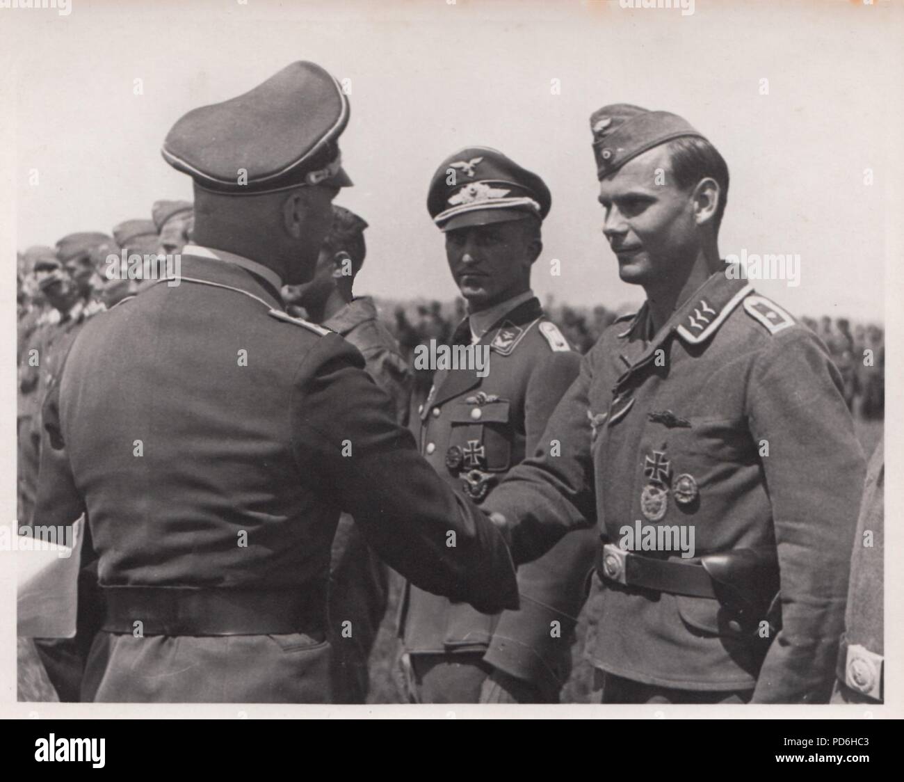 Droit de l'album photo de l'Oberleutnant Oscar Müller de la Kampfgeschwader 1 : Gruppenkommandeur Hauptmann Otto Stams décerne des prix à des aviateurs du II./KG 1 à l'été 1941. Led Stams Otto II. Gruppe de 1 kg au cours de l'été 1941 et reçoit la Croix de Chevalier de la Croix de fer le 1er août 1941. Banque D'Images
