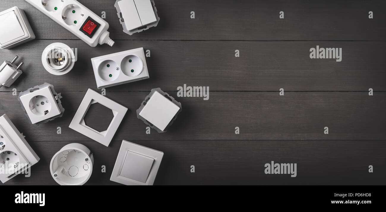 Équipement électrique sur fond de bois gris with copy space Banque D'Images
