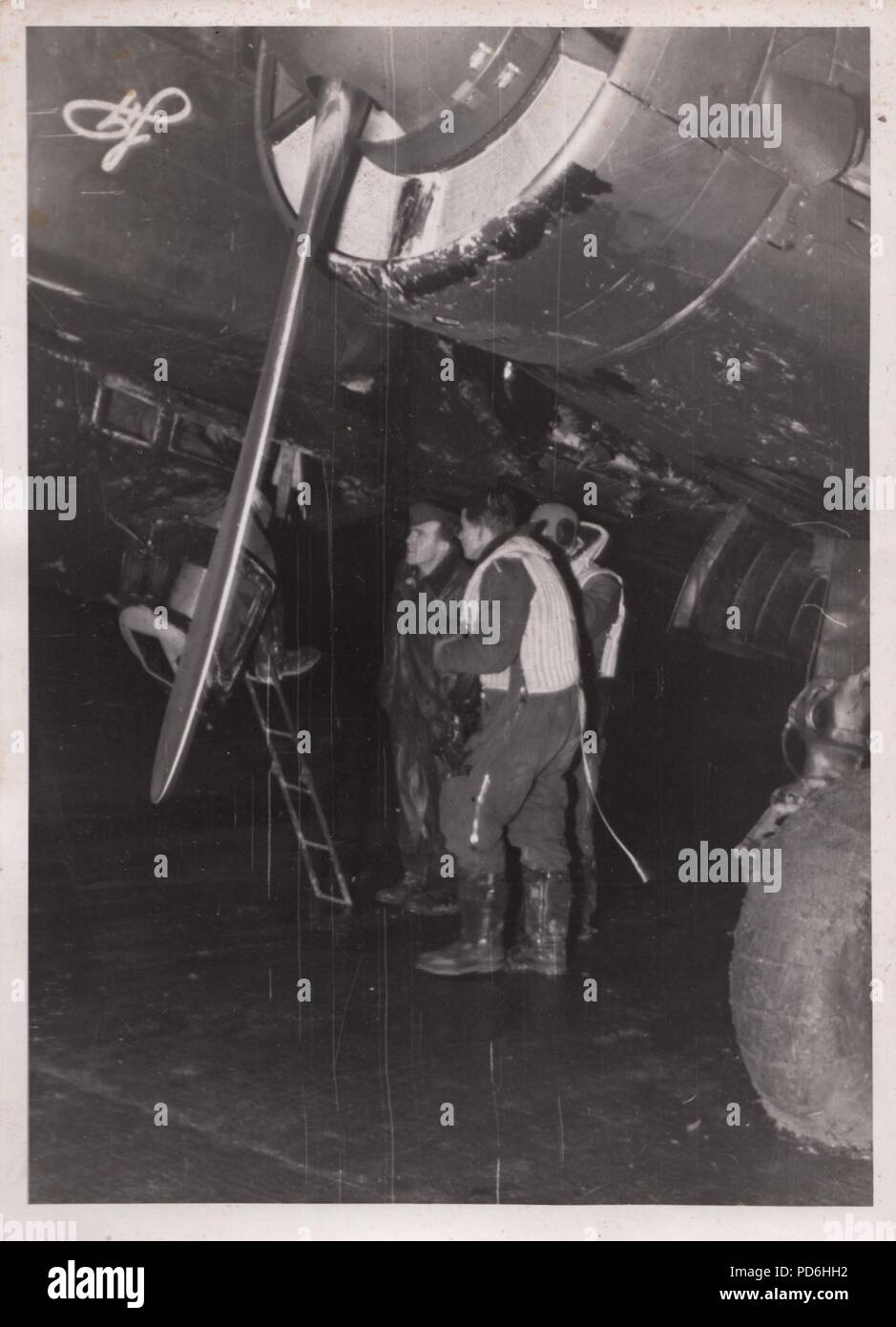 Droit de l'album photo de l'Oberleutnant Oscar Müller de la Kampfgeschwader 1 : Oscar Müller et son équipage de 5./KG 1 Hindenburg, préparez-vous à bord de leur Junkers Ju 88 pour une mission de nuit de l'Aérodrome de DNO, la Russie en 1942. Il convient de noter l'insigne de l'unité ci-dessous le cockpit de l'avion, qui montre la signature du général Paul von Hindenburg (dont le nom 1 KG transportés comme un honneur titre). Banque D'Images
