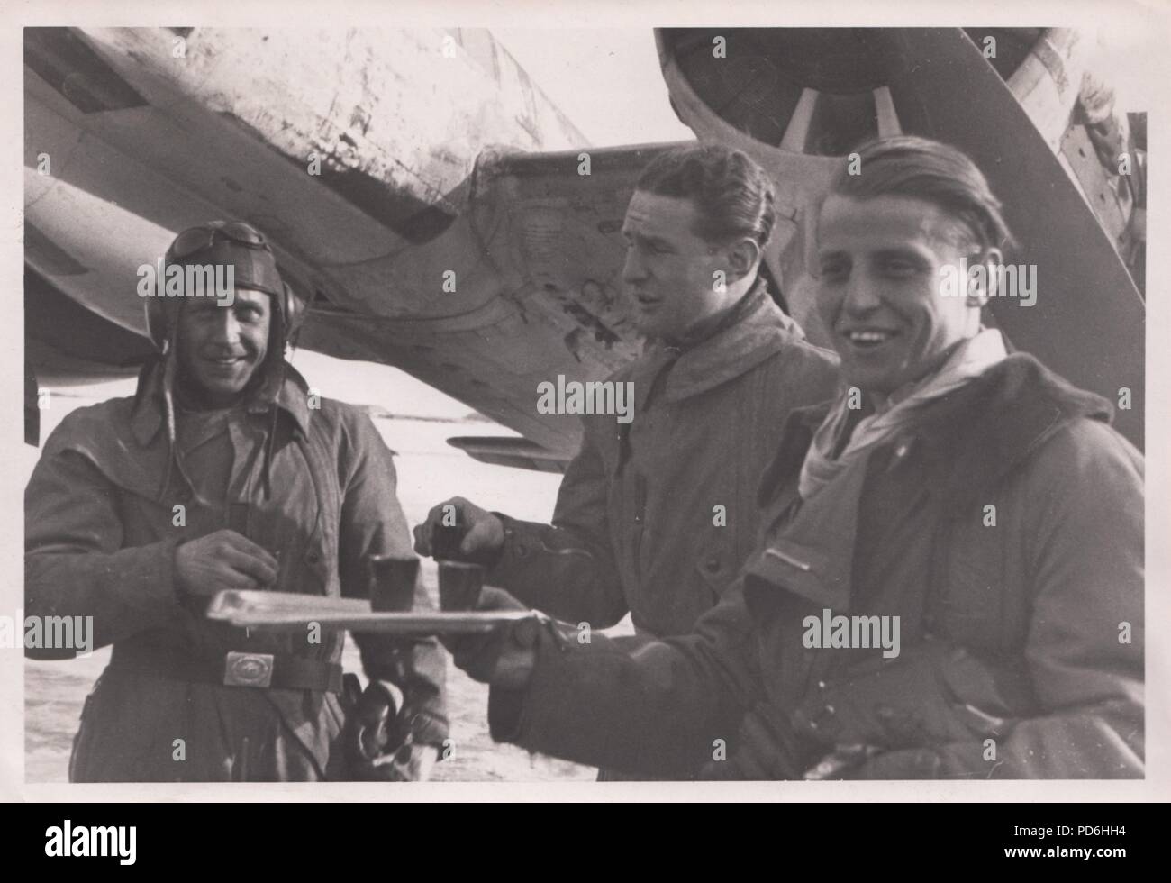 Droit de l'album photo de l'Oberleutnant Oscar Müller de la Kampfgeschwader 1 : Oscar Müller (à droite) et son équipe de célébrer à leur retour à l'Aérodrome de Dno une mission réussie, la Russie 1942. Banque D'Images