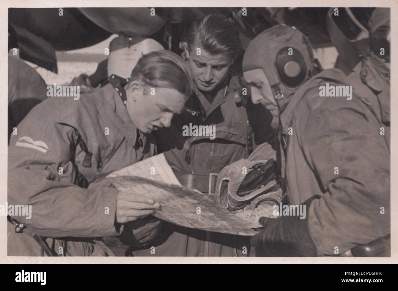 Droit de l'album photo de l'Oberleutnant Oscar Müller de la Kampfgeschwader 1 : Leutnant Maier (à gauche) explique le plan de vol Leutnant Oscar Müller (centre) et les autres membres d'équipage du 5./KG 1 à l'Aérodrome de DNO, Russie en1942. Banque D'Images