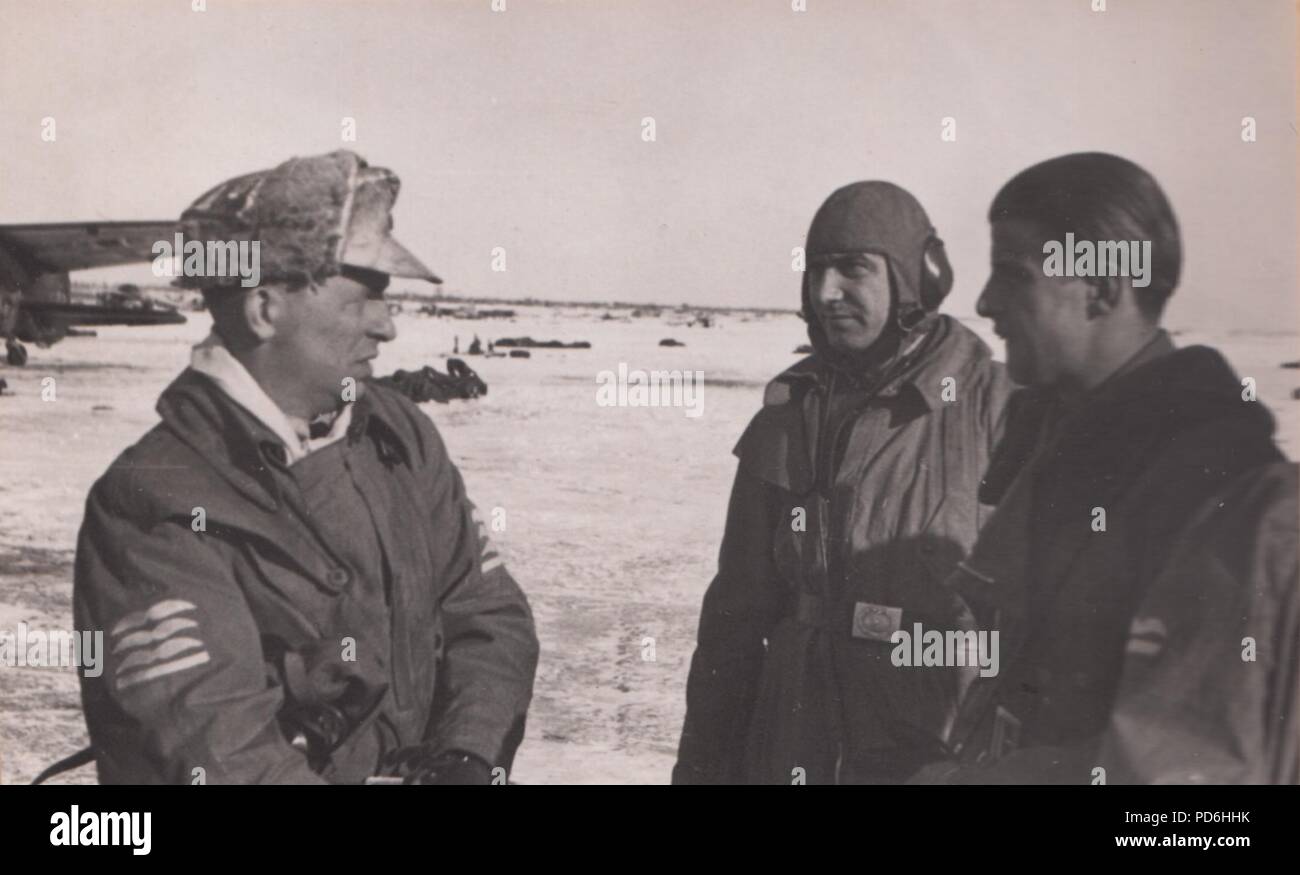 Droit de l'album photo de l'Oberleutnant Oscar Müller de la Kampfgeschwader 1 : Hauptmann Herbert Lorch (à gauche) en conversation avec le lieutenant Oscar Müller de 5./KG 1 (droit) à l'Aérodrome de DNO, la Russie en 1942. Location appartement La led 6./KG 1 avant d'être promu major et la position de Gruppenkommandeur du II./KG 1 en juillet 1942. Il a été tué le 19 août 1942 tout en maintenant le poste temporaire de Geschwaderkommodore suite à la perte de l'Oberstleutnant Peter Schemmel seulement cinq jours avant. Location Appartement a reçu à titre posthume la Croix de Chevalier de la Croix de fer le 5 janvier 1943. Banque D'Images