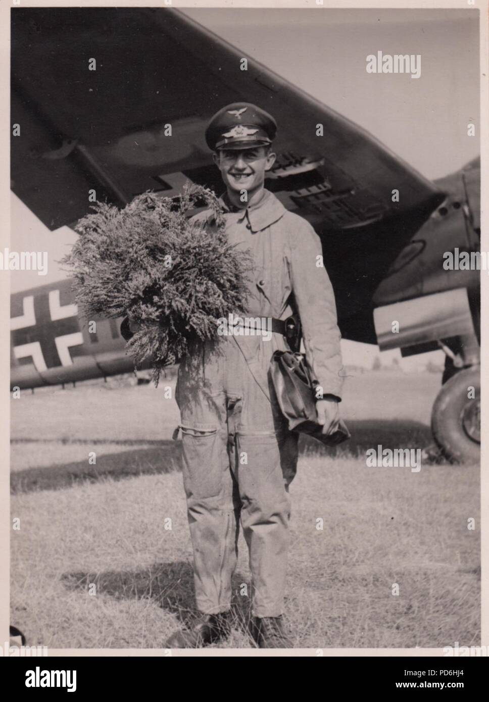 Droit de l'album photo de l'Oberleutnant Oscar Müller de la Kampfgeschwader 1 : Oberfeldwebel Jürgen du 5./KG 1 après avoir effectué 200 missions. Banque D'Images