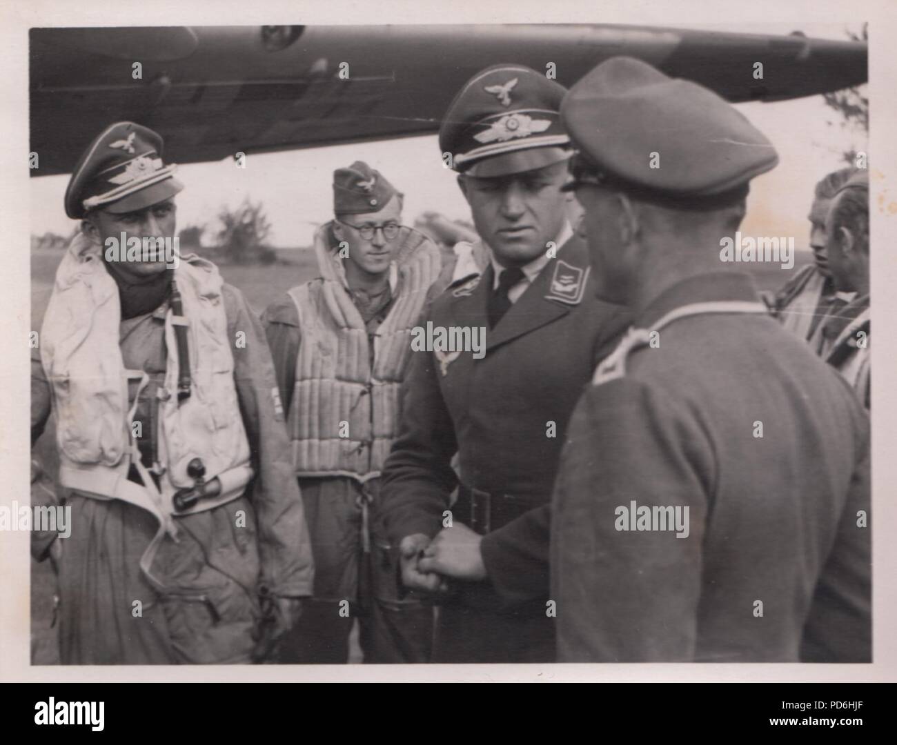 Droit de l'album photo de l'Oberleutnant Oscar Müller de la Kampfgeschwader 1 : l'Oberleutnant Friedrich Clodius (à gauche) en conversation avec le chef de son équipe au sol Runge. Clodius est le Staffelkapitän du 5./KG 1 durant l'été 1941 et jusqu'à ce qu'il a été affiché le 8 novembre 1941 manquant. Banque D'Images