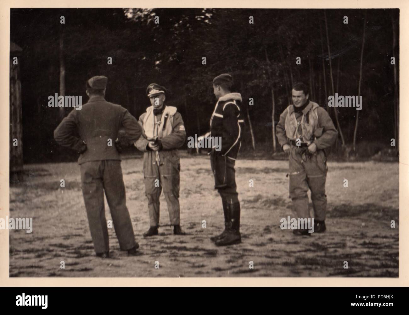Droit de l'album photo de l'Oberleutnant Oscar Müller de la Kampfgeschwader 1 : l'Oberleutnant Karl Heinz Müncheberg (deuxième à gauche) et l'Oberleutnant Oscar Müller (au centre), portant une veste RAF 'capturé' à Dunkerque, avec Ali Petzenhauser (droite). Müncheberg était Staffelkapitän du 5./KG 1 à partir de novembre 1941 jusqu'à ce qu'il a été abattu par des tirs antiaériens et tués le 17 décembre 1941. Banque D'Images