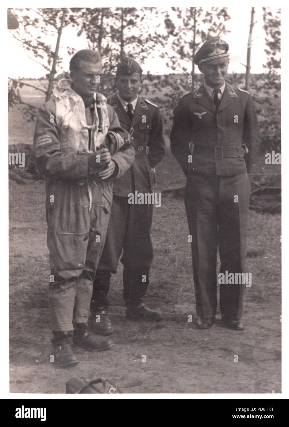 Droit de l'album photo de l'Oberleutnant Oscar Müller de la Kampfgeschwader 1 : l'Oberleutnant Friedrich Clodius (à gauche) et le lieutenant Oscar Müller (centre), à l'été 1941. Clodius est le Staffelkapitän du 5./KG 1 durant l'été 1941 et jusqu'à ce qu'il a été affiché le 8 novembre 1941 manquant. Banque D'Images