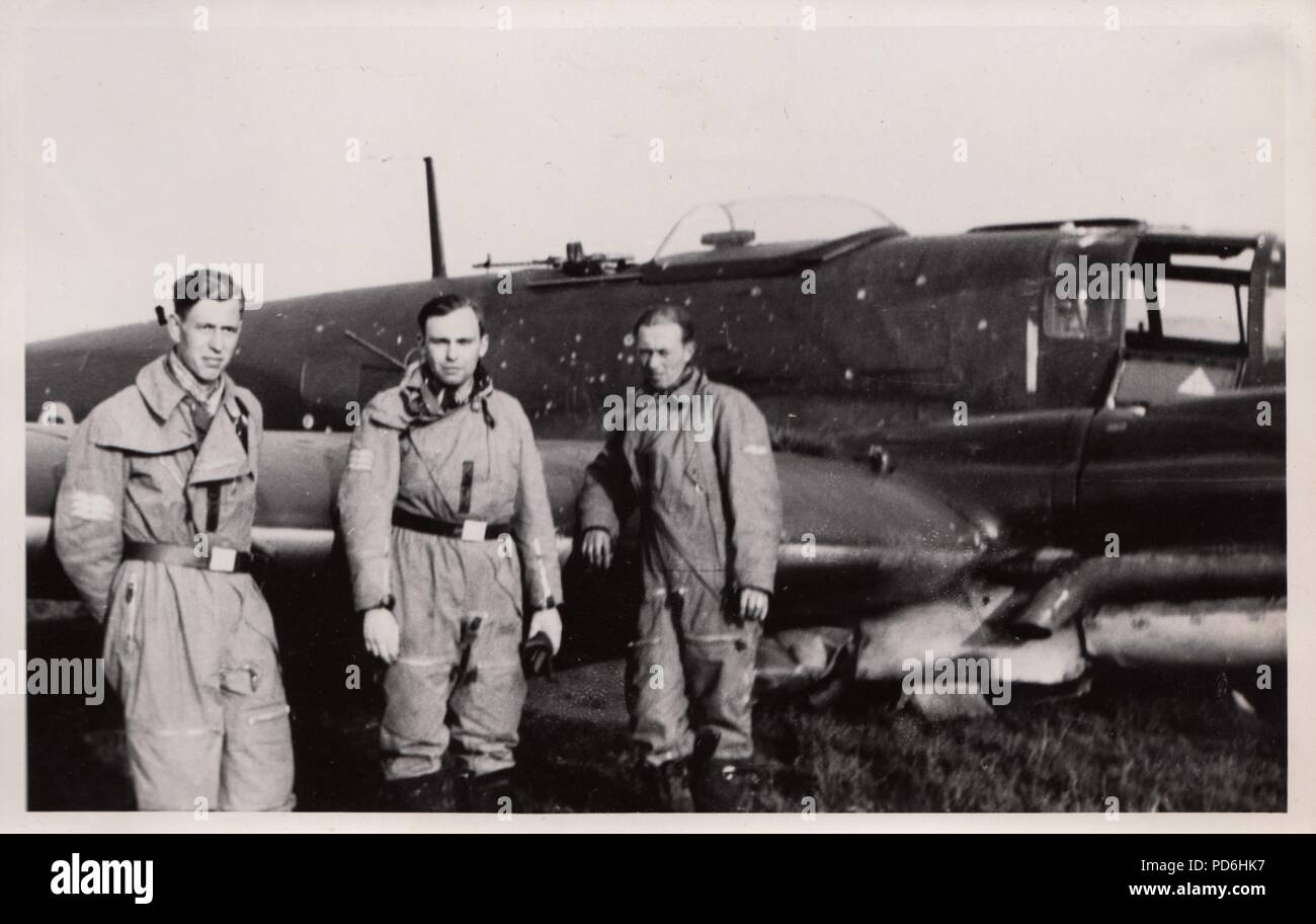 Droit de l'album photo de l'Oberleutnant Oscar Müller de la Kampfgeschwader 1 : Le sous-officier de l'équipage se placer à côté de l'Heinkel He 111 H-2 (n° 2728) Wrk V4 +CV de 5./KG 1 à Harchies en Belgique après avoir été débarqué de force par le lieutenant Oscar Müller dans la nuit du 16ème/17ème Octobre 1940 à la suite de dommages Flak reçu lors d'une sortie sur Londres pendant la bataille d'Angleterre. L'équipage du lieutenant Oscar Müller (Pilote), Feldwebel Küchler (observateur), Feldwebel Henke (Opérateur Radio), et l'Unteroffizier Georg Schneiderbanger (ingénieur de vol) étaient tous indemnes, mais l'avion a été radiée. Banque D'Images