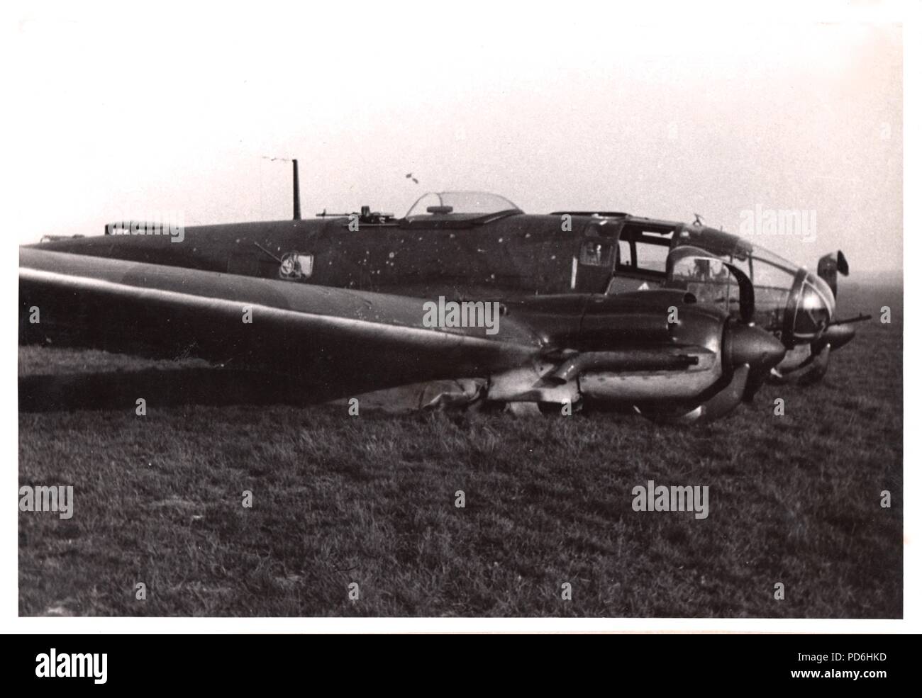 Droit de l'album photo de l'Oberleutnant Oscar Müller de la Kampfgeschwader 1 : Heinkel He 111 H-2 (n° 2728) Wrk V4 +CV de 5./KG 1 à Harchies en Belgique après avoir été débarqué de force par le lieutenant Oscar Müller dans la nuit du 16ème/17ème Octobre 1940 à la suite de dommages Flak reçu lors d'une sortie sur Londres pendant la bataille d'Angleterre. L'équipage du lieutenant Oscar Müller (Pilote), Feldwebel Küchler (observateur), Feldwebel Henke (Opérateur Radio), et l'Unteroffizier Georg Schneiderbanger (ingénieur de vol) étaient tous indemnes, mais l'avion a été radiée. Banque D'Images