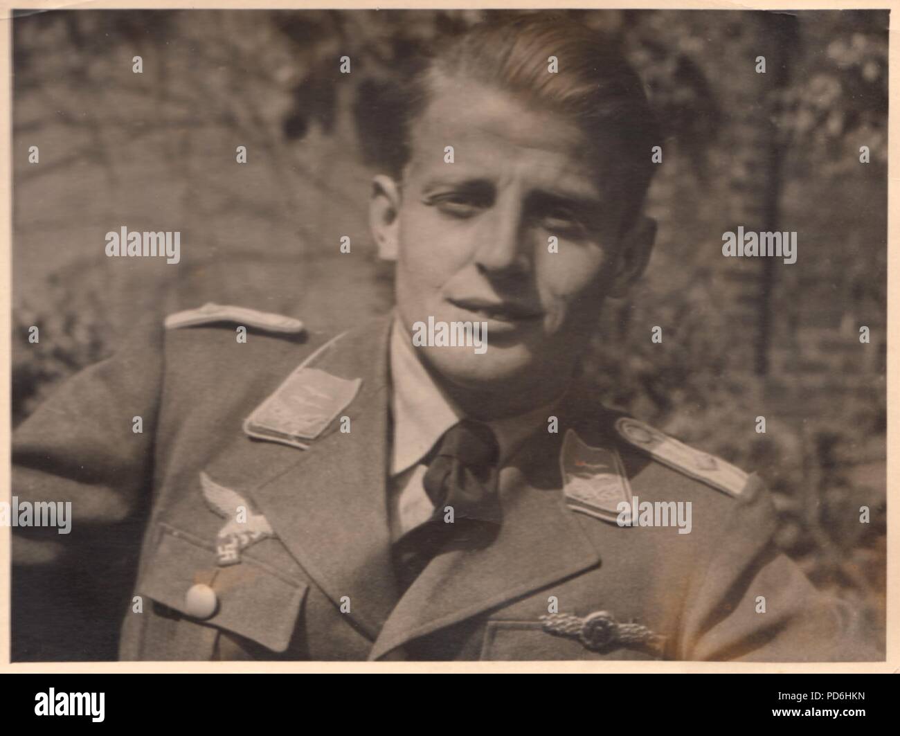 Droit de l'album photo de l'Oberleutnant Oscar Müller de la Kampfgeschwader 1 : Oscar Müller de l'Oberleutnant 5. La Kampfgeschwader 1 Staffel, Hindenburg', 'illustré portant le fermoir de bombardiers en or, qui lui a été attribué le 12 février 1942 pour l'achèvement de 110 sorties opérationnelles. Banque D'Images