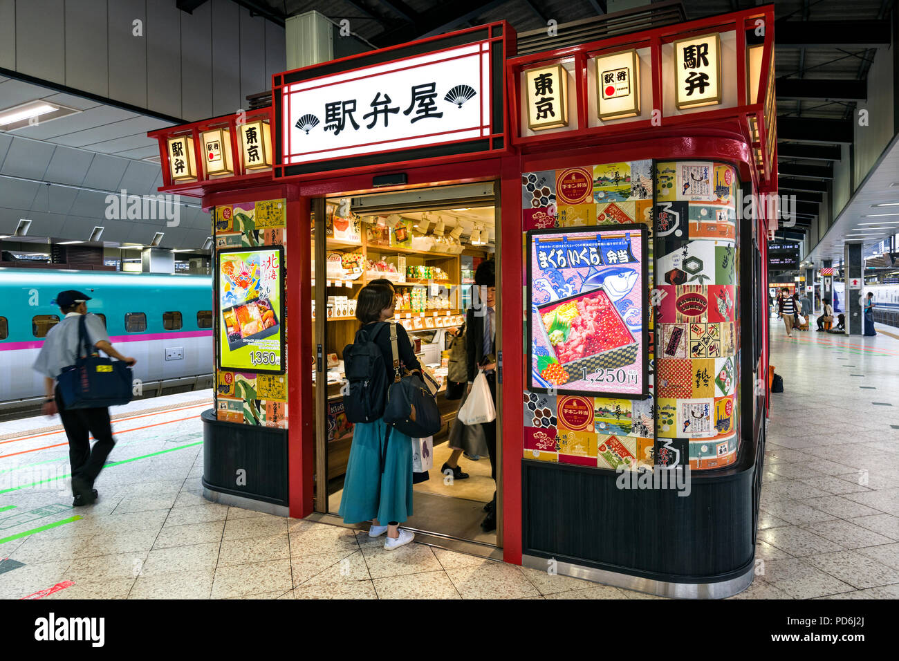 L'île de Honshu, Japon, Tokyo, Kanto, la boutique bento sur la plate-forme de la station. Banque D'Images