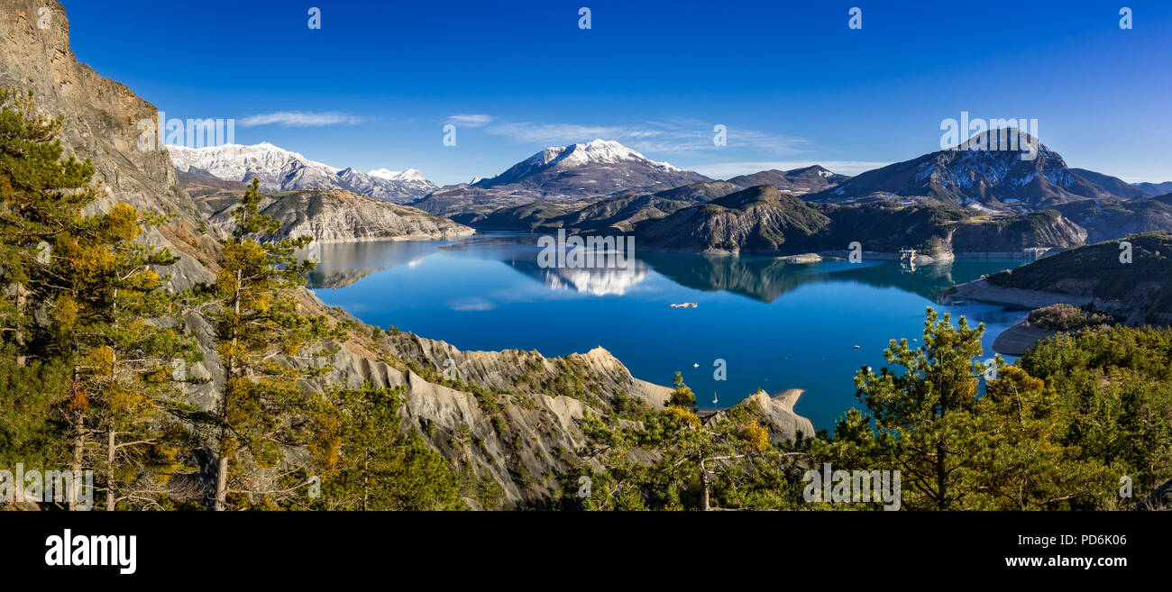 Lac de Serre-Ponçon du Rousset en hiver (vue panoramique). Hautes Alpes, les Alpes européennes. France Banque D'Images