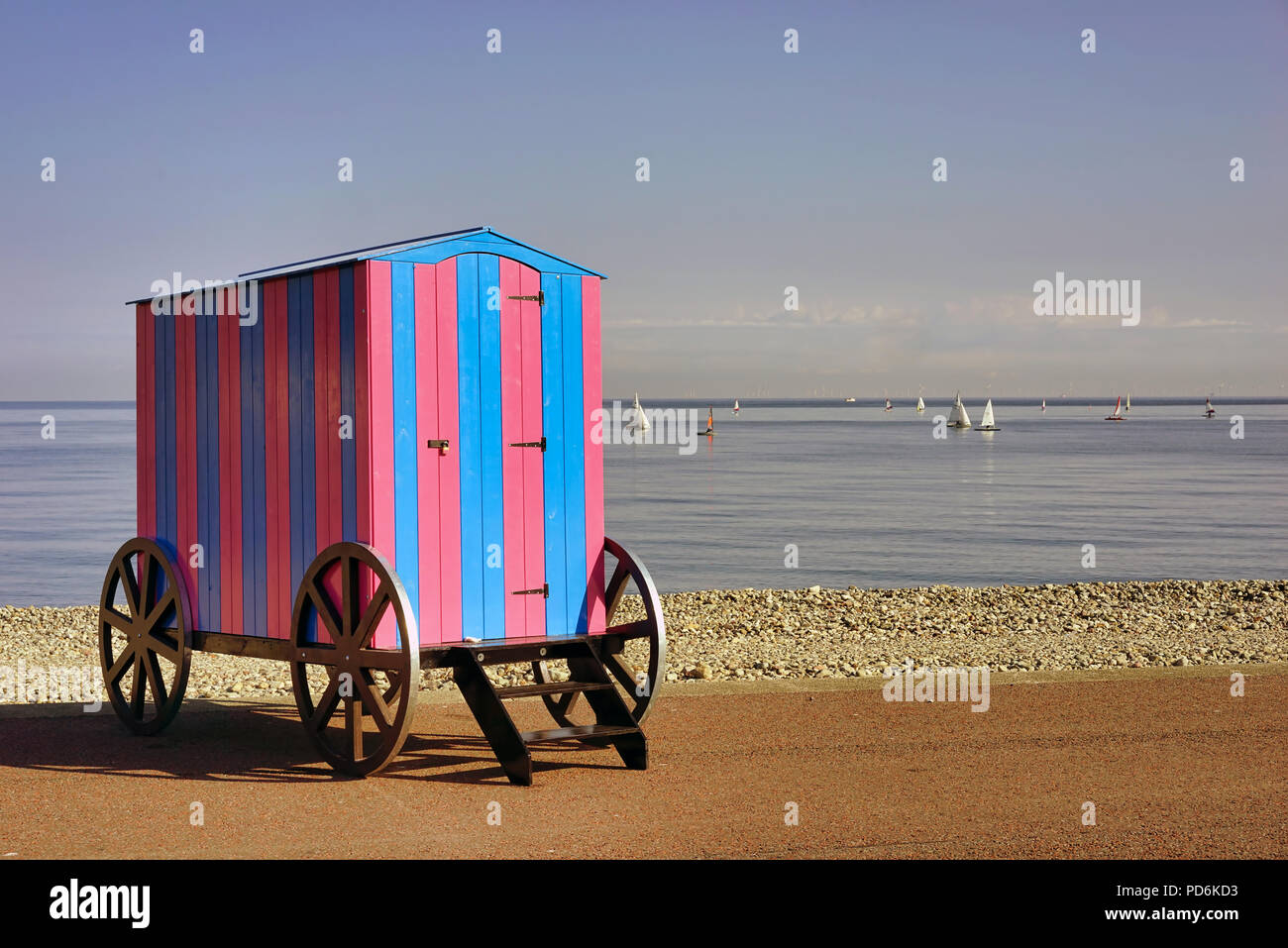 Une vieille demeure victorienne, peint, baignade sur la promenade de Llandudno, le Nord du Pays de Galles, Royaume-Uni. Victorians utilisée pour changer dans ces cases pour être privées Banque D'Images