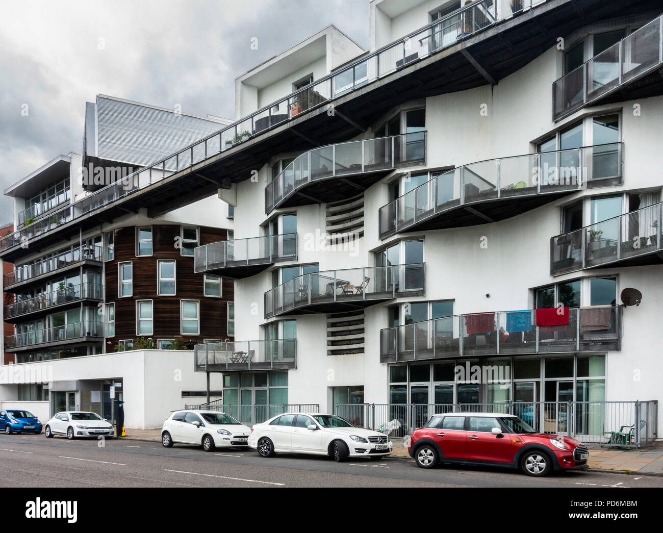 Bloc d'appartements moderne / bloc d'appartement avec balcon ou terrasse dans l'East End de Glasgow, en Écosse.. Banque D'Images