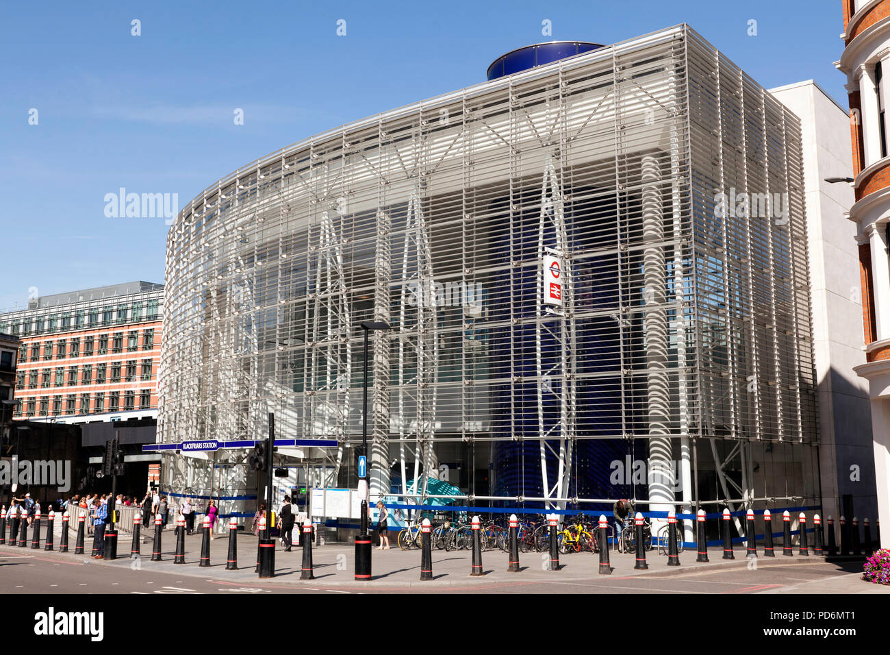 Vue de l'entrée nord de la gare de Blackfriars, Queen Victoria Street, après rénovation en 2012 Banque D'Images