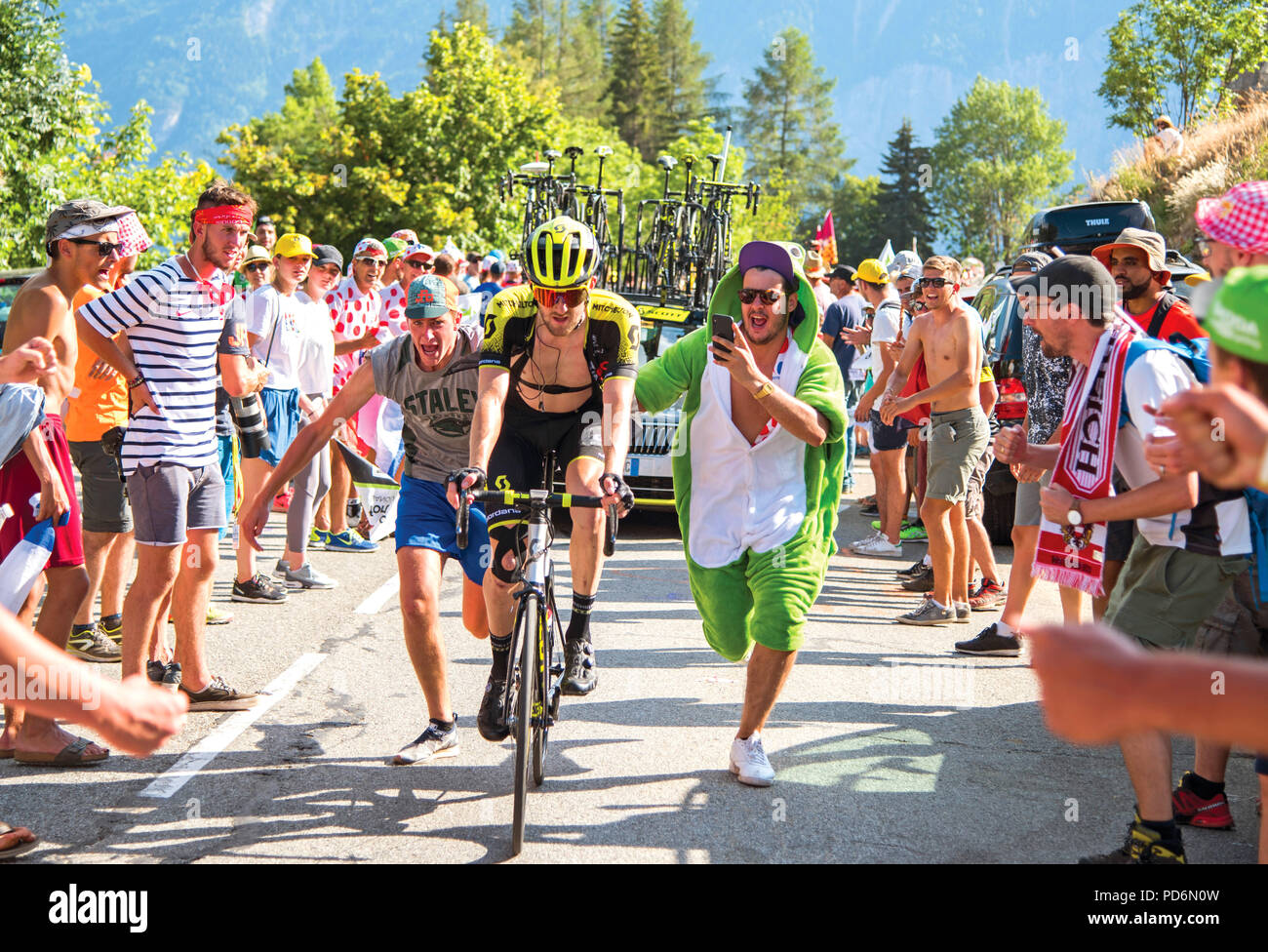Cycliste pousse du ventilateur, coin néerlandais, à l'Alpe d'Huez Tour de France 2018 Banque D'Images