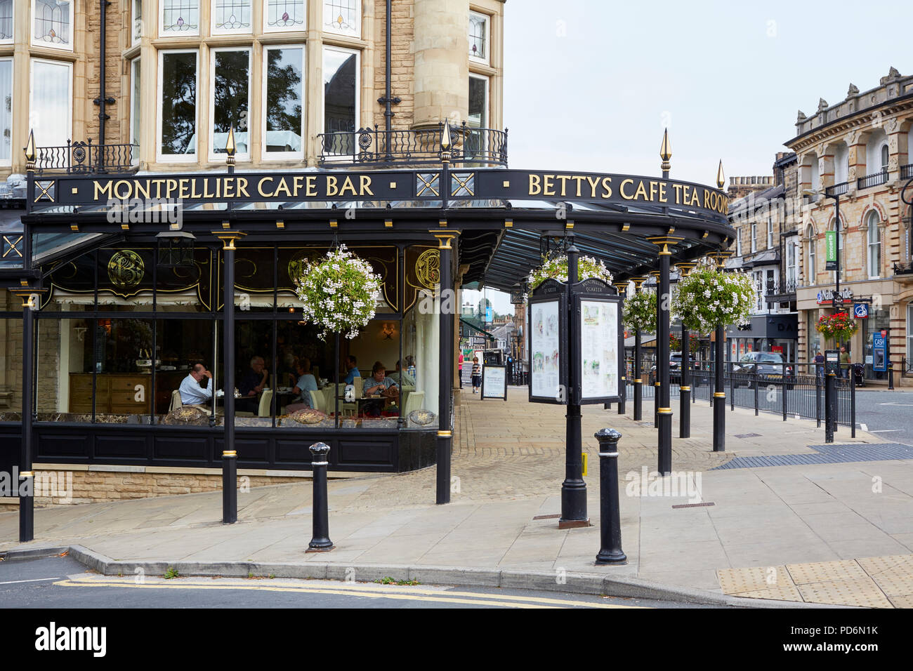 Extérieur de Betty's Cafe avec fonte victorienne canopy, Harrogate, North Yorkshire Banque D'Images