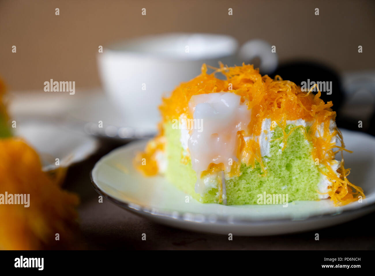 Close Up Portrait Piece D Or D œuf Thread Gateau Ou Foi Tong Gateau Gateau Pandan Thai Delicieux Avec La Creme De Coco Jeunes On White Plate Photo Stock Alamy
