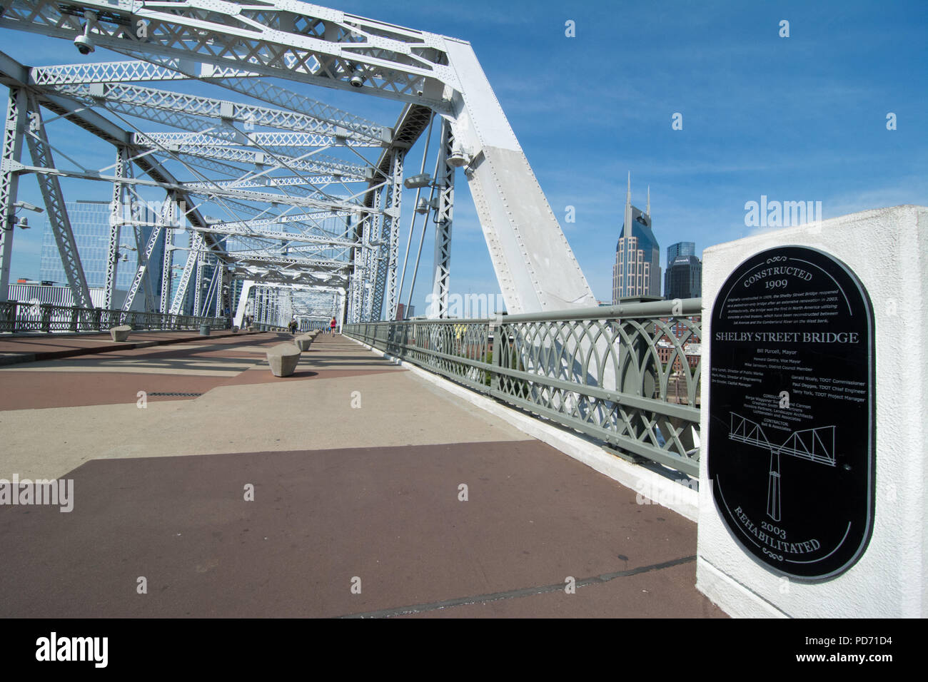 Une vue sur le centre-ville de Nashville, Tennessee skyline à partir de John Seigenthaler passerelle pour piétons. Le pont de la botte traverse la rivière Cumberland. Banque D'Images