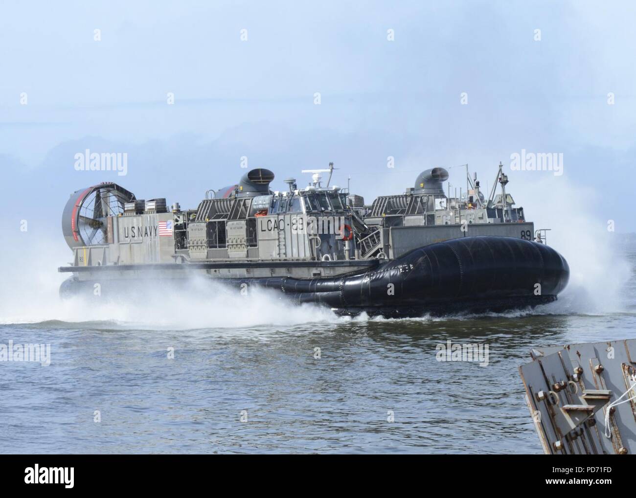 Un LCAC se prépare à entrer dans le pont du coffre de USS Iwo Jima en attente d'autres tâches que l'Ouragan Matthew se développe. (30078807572). Banque D'Images