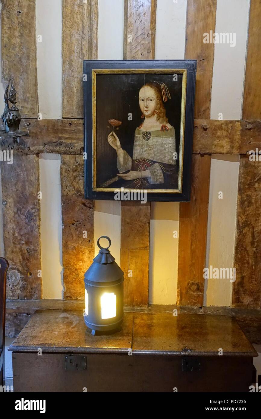 Une Femme inconnue tenant une Rose, British (Anglais) L'école, 1600-1699, huile sur panneau - Packwood House - Warwickshire, Angleterre - Banque D'Images