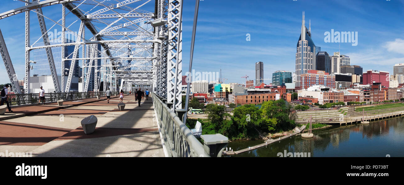 Une vue sur le centre-ville de Nashville, Tennessee skyline à partir de John Seigenthaler passerelle pour piétons. Le pont de la botte traverse la rivière Cumberland. Banque D'Images
