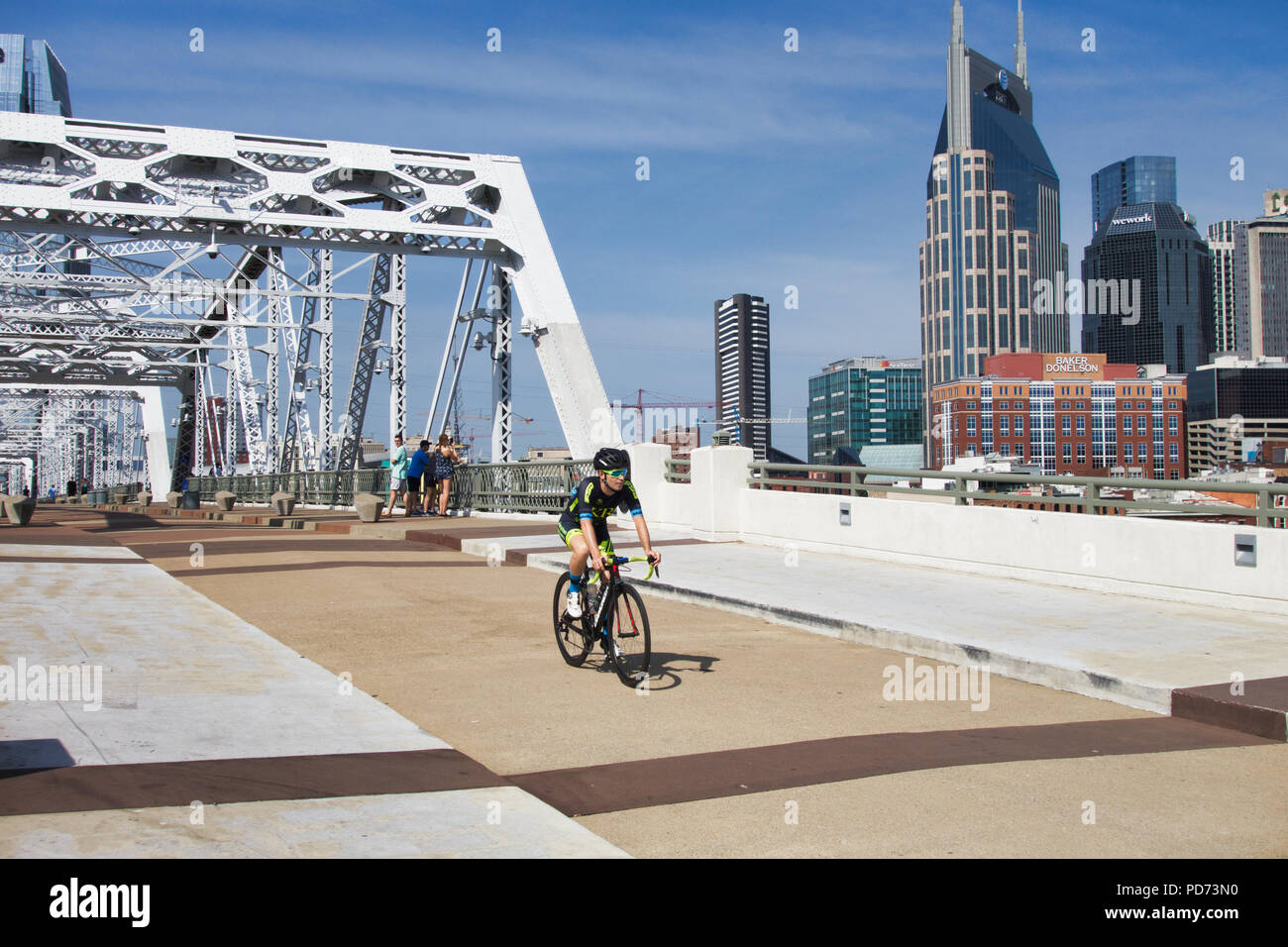 Une vue sur le centre-ville de Nashville, Tennessee skyline à partir de John Seigenthaler passerelle pour piétons. Le pont de la botte traverse la rivière Cumberland. Banque D'Images