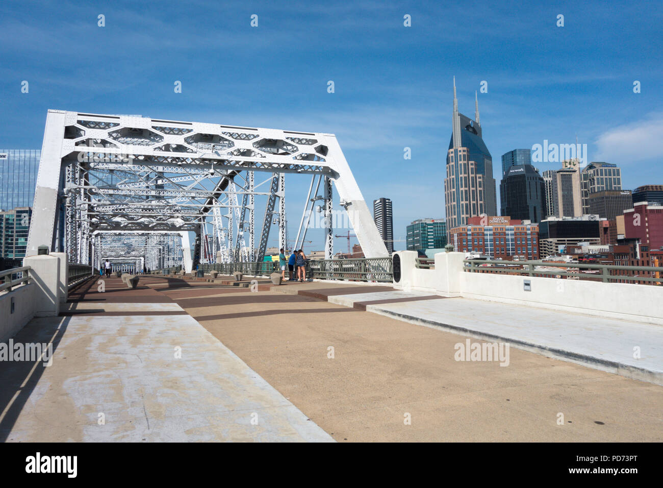 Une vue sur le centre-ville de Nashville, Tennessee skyline à partir de John Seigenthaler passerelle pour piétons. Le pont de la botte traverse la rivière Cumberland. Banque D'Images