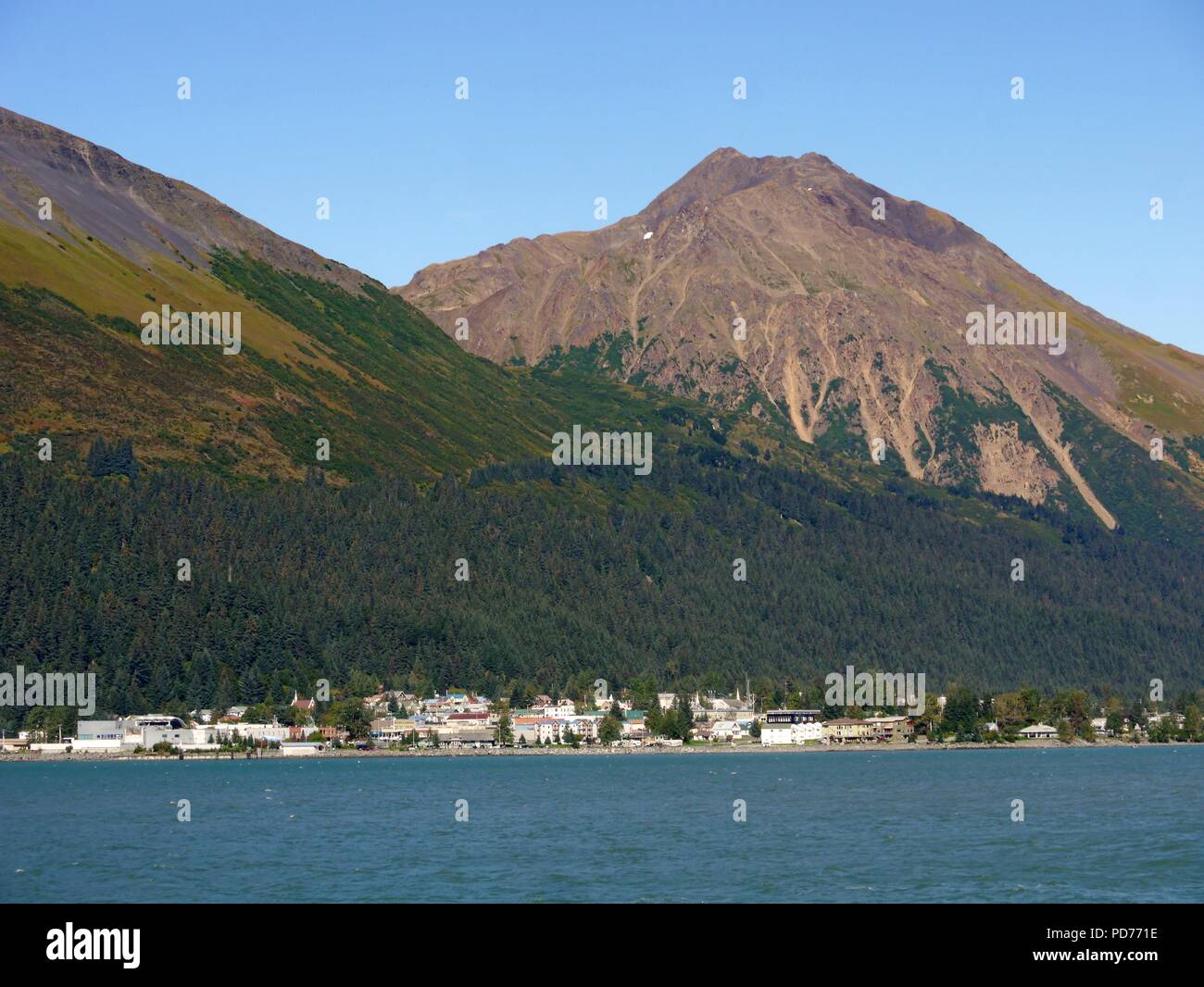 Ville au pied des montagnes et par la mer, le golfe de l'Alaska, USA Banque D'Images