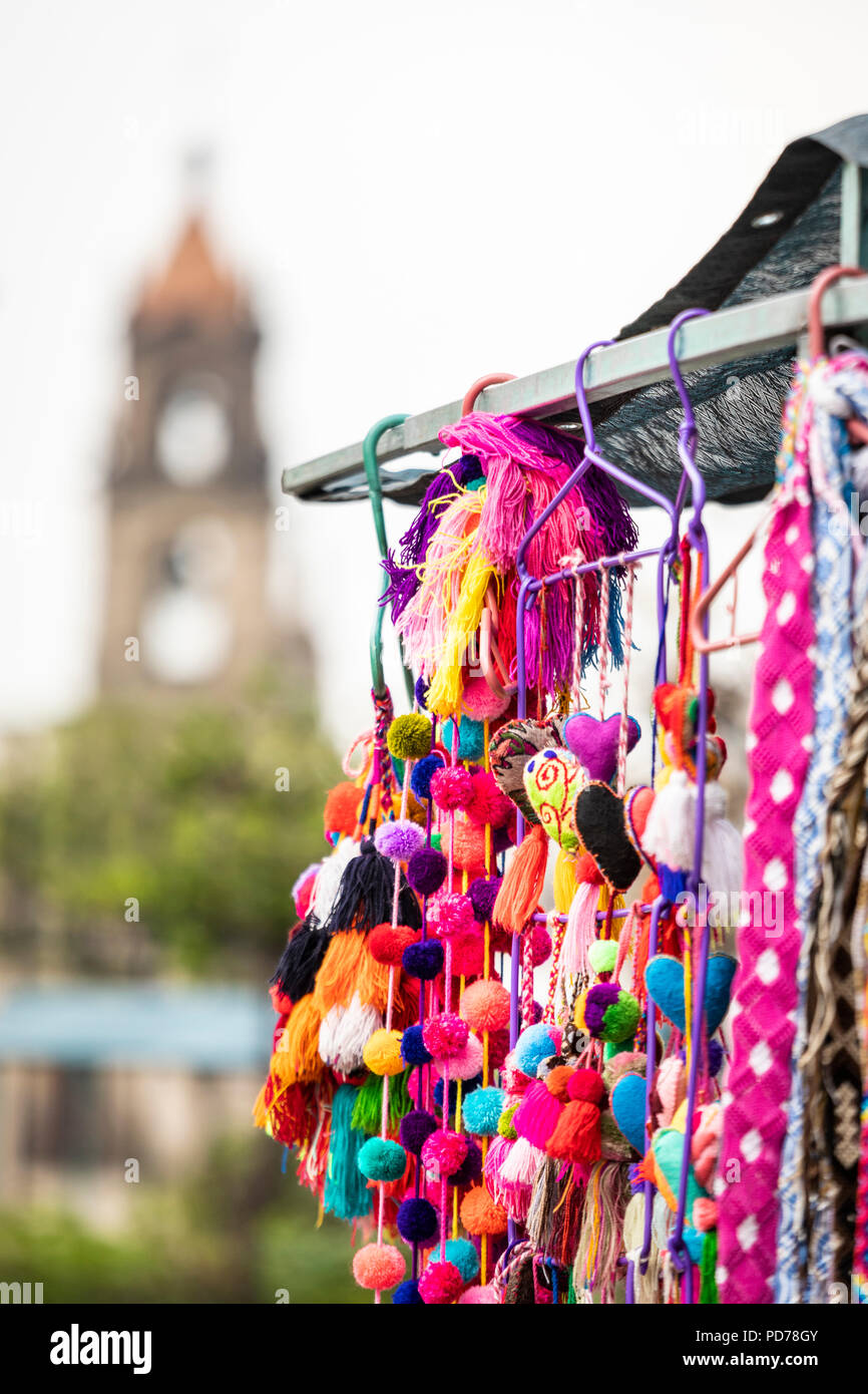 Marché artisanal en plein air à Guadalajara, Mexique avec tour de l'église au loin. Banque D'Images