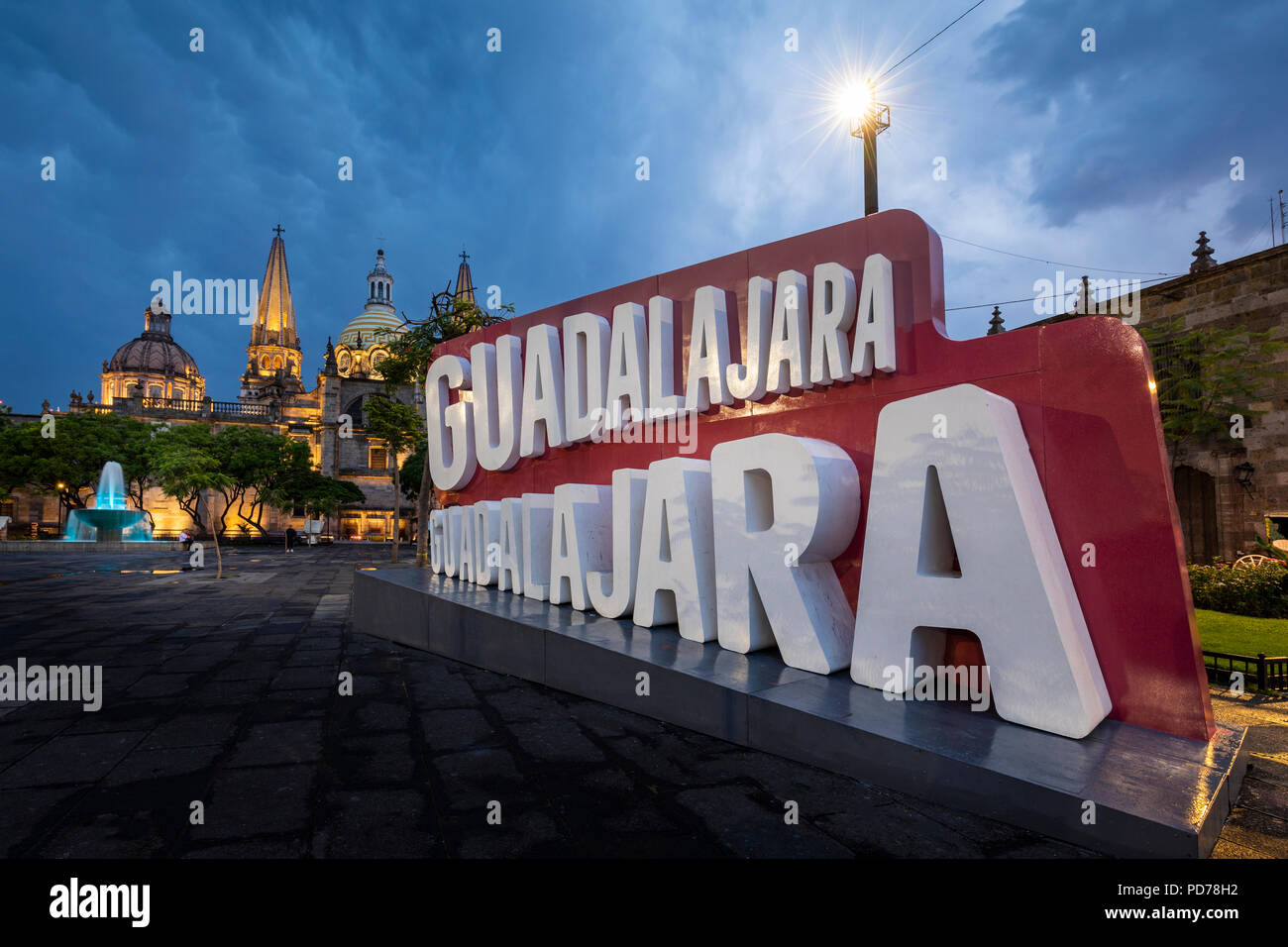 'Guadalajara, Guadalajara' comme le dit la chanson, et que ce signe fort annonce sur la Plaza Libertadores. Banque D'Images