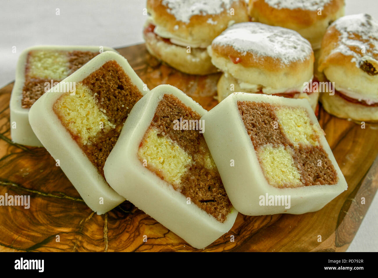 Fait à la maison de battenberg cake et les scones sur plateau en bois Banque D'Images