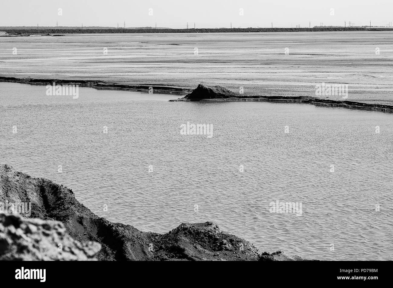 Les déchets de production sont accumulés dans l'eau Banque D'Images