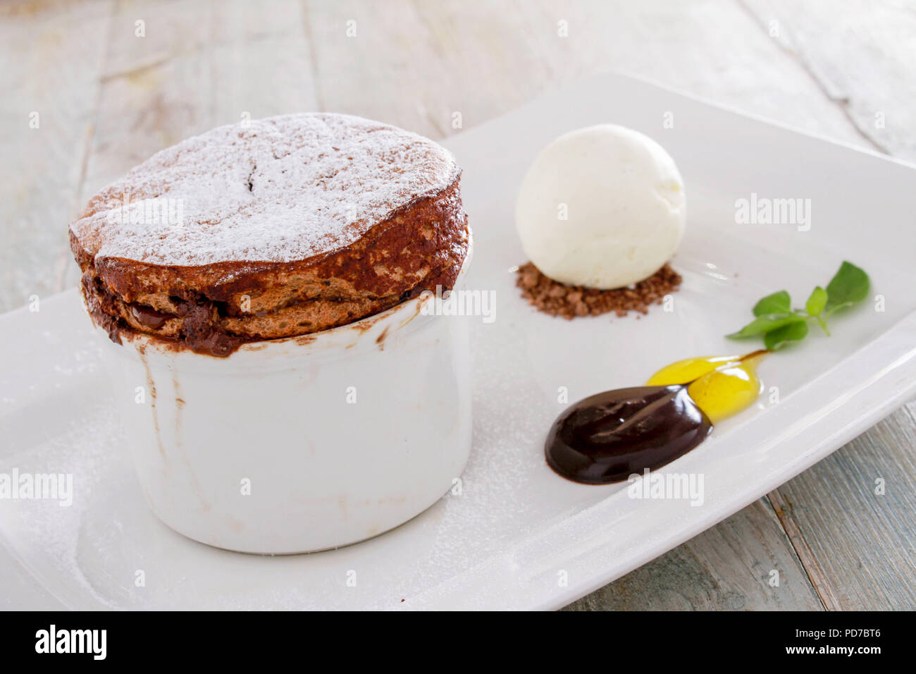 Dessert soufflé au chocolat Banque D'Images