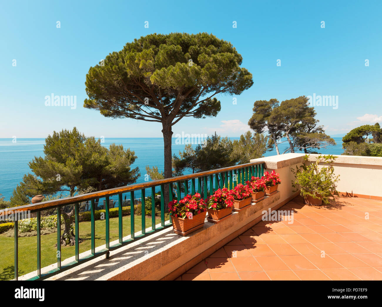 À l'extérieur extérieur avec vue sur la mer depuis le balcon Banque D'Images