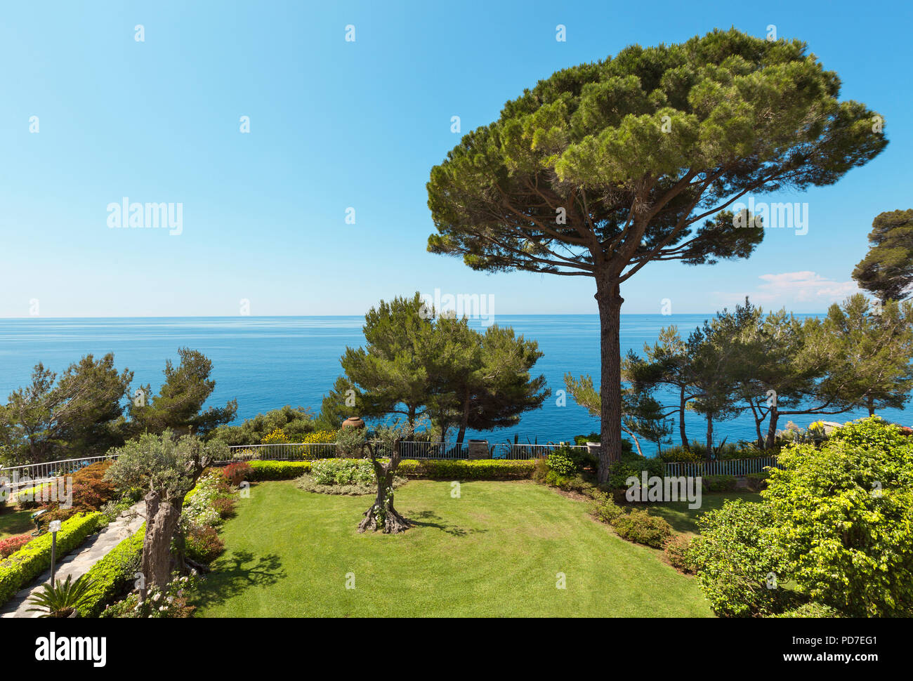 Mer, paysage magnifique du jardin d'une villa, italia Banque D'Images