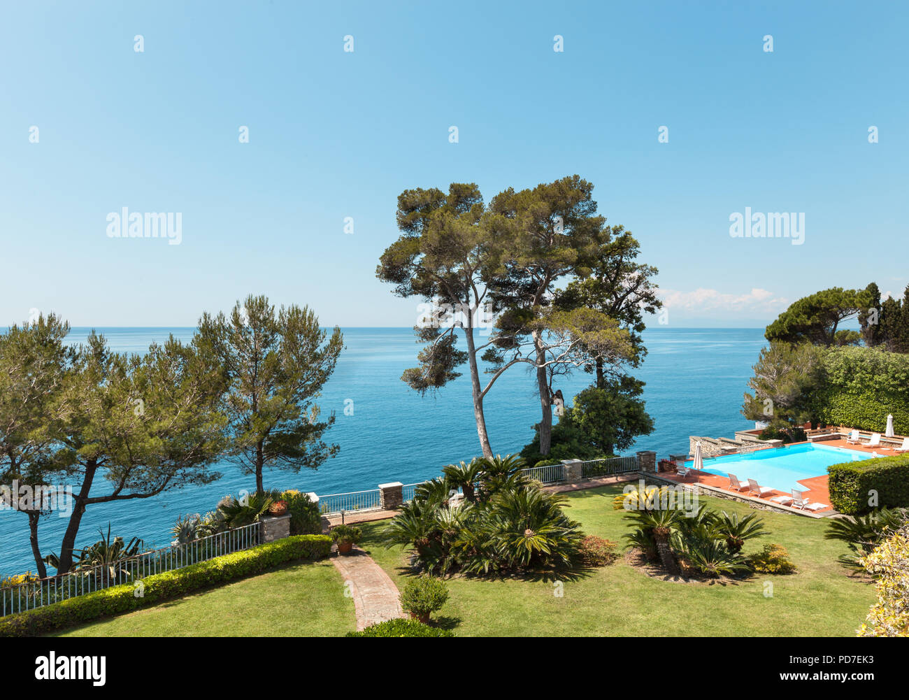 Mer, paysage magnifique du jardin d'une villa Banque D'Images