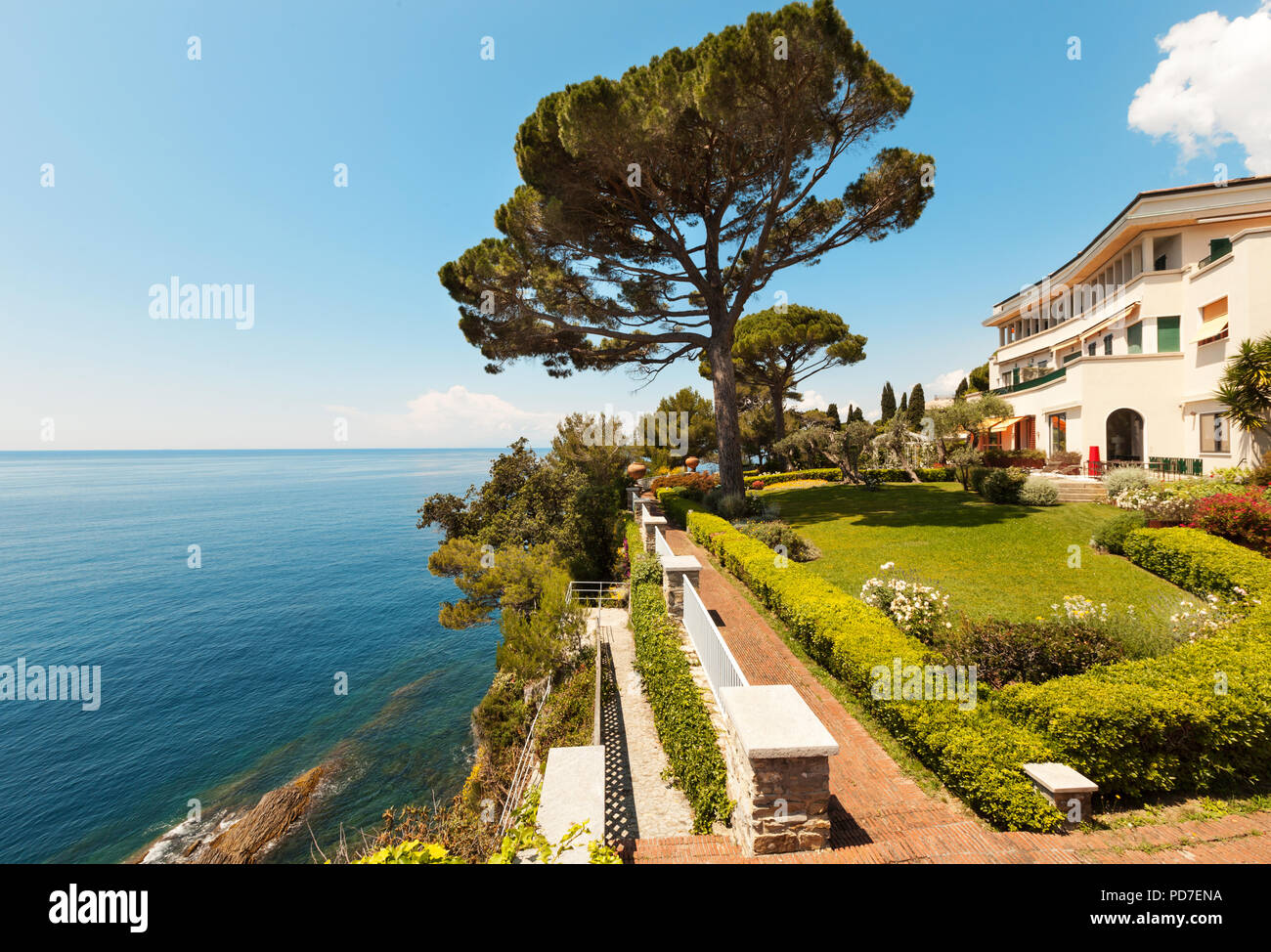 Mer, paysage magnifique du jardin d'une villa Banque D'Images