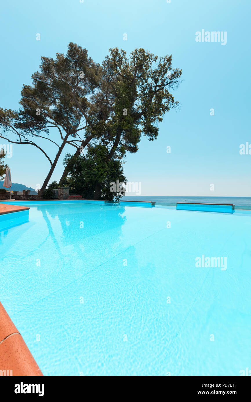 Villa au bord de la mer, vue sur la piscine Banque D'Images