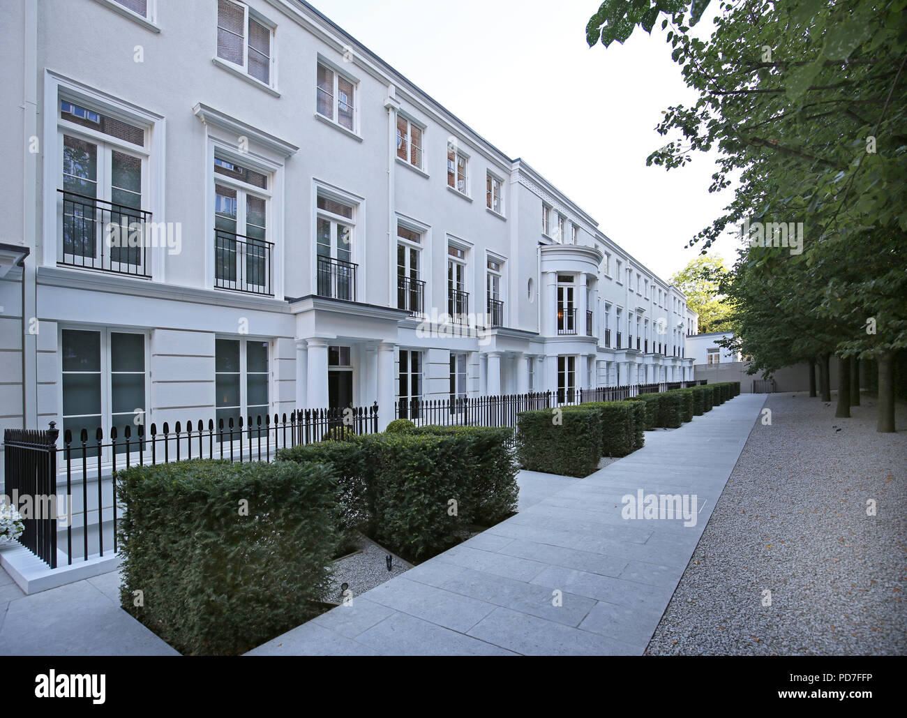 Hamilton Drive, St John's Wood, Londres, Royaume-Uni. Une rangée de somptueuses, néo-nouvellement construit maisons de ville géorgiennes. Les maisons de 5 étages se vendent pour 10 millions de livres  + Banque D'Images